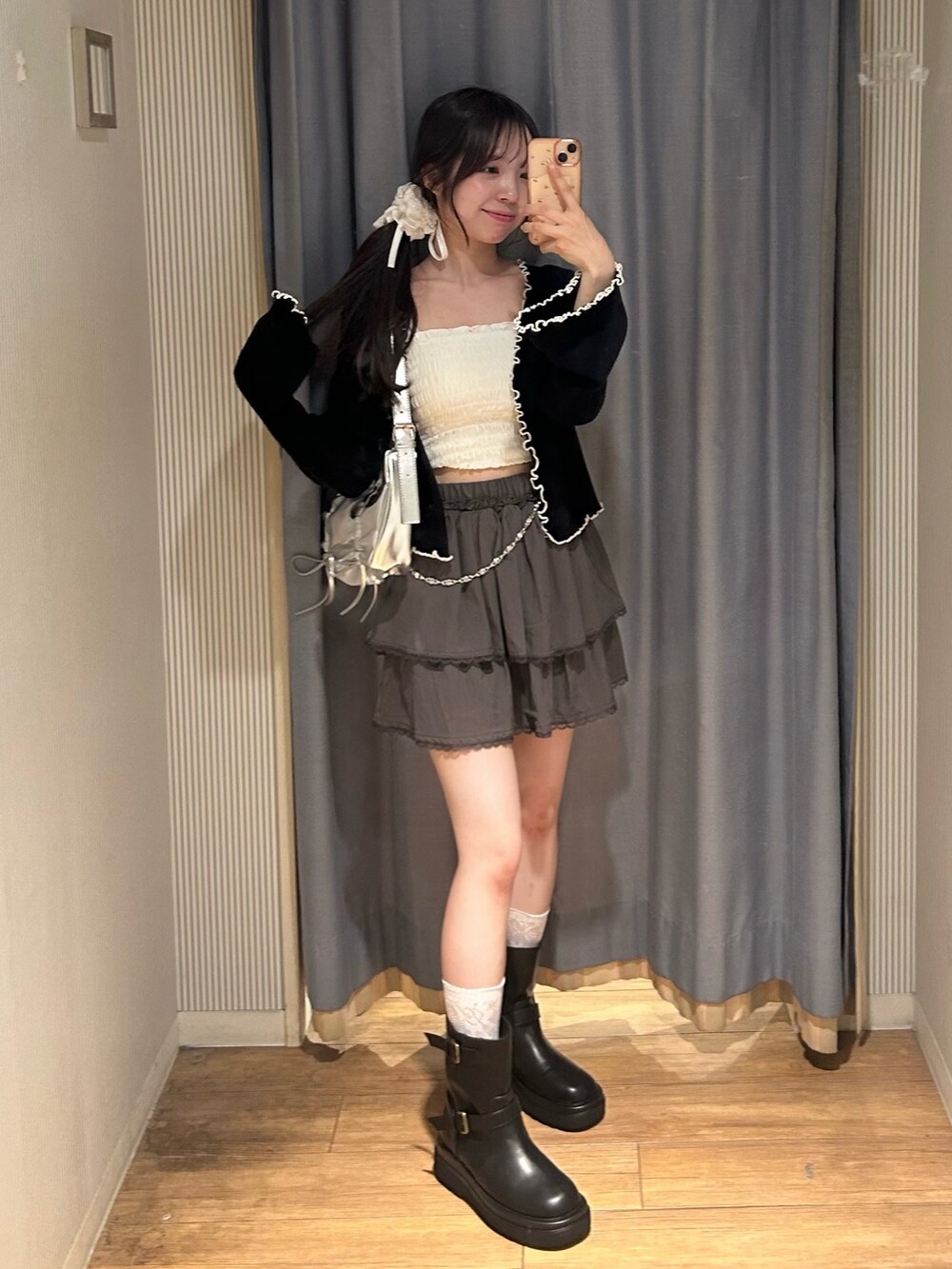 グレー系のスカート、ホワイト系のキャミソール、ブラック系のカーディガン/ボレロを着用したレディースの秋コーディネートの4枚目の写真