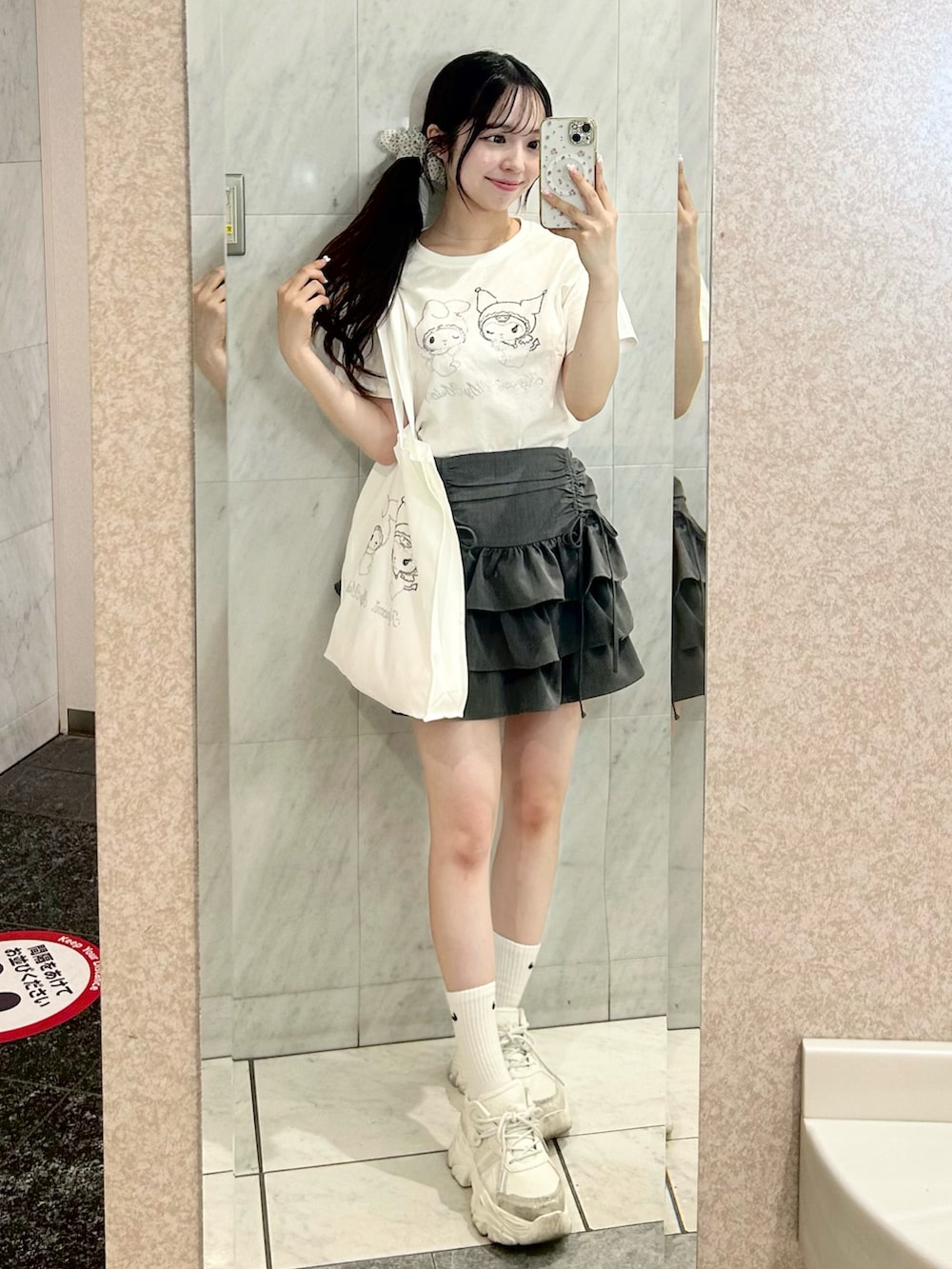 ホワイト系のTシャツ/カットソー、グレー系のスカート、ホワイト系のバッグを着用したレディースの夏コーディネートの2枚目の写真