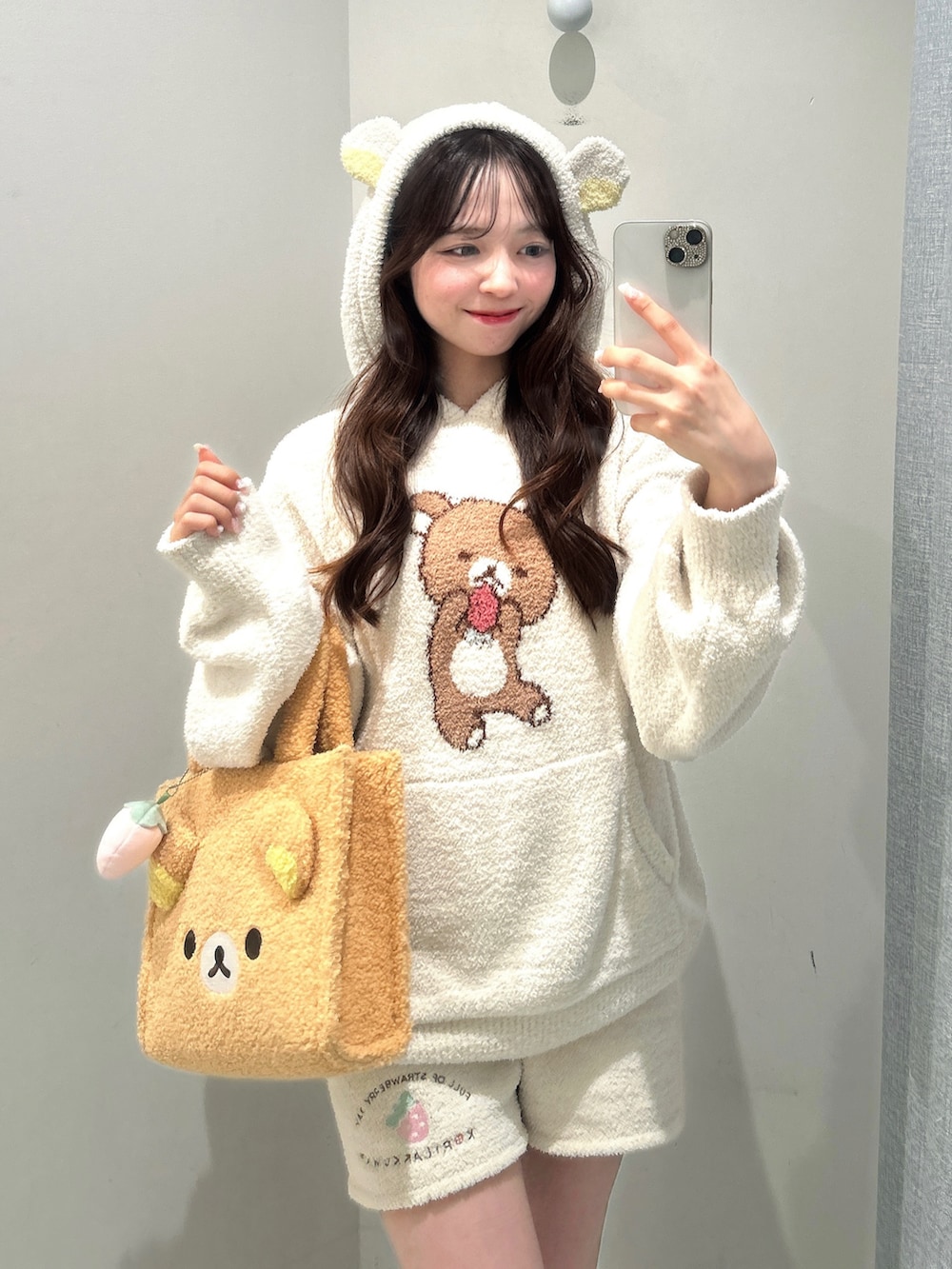 ブラウン系のトートバッグ、ホワイト系のルームウェア/パジャマを着用したレディースの秋コーディネートの6枚目の写真