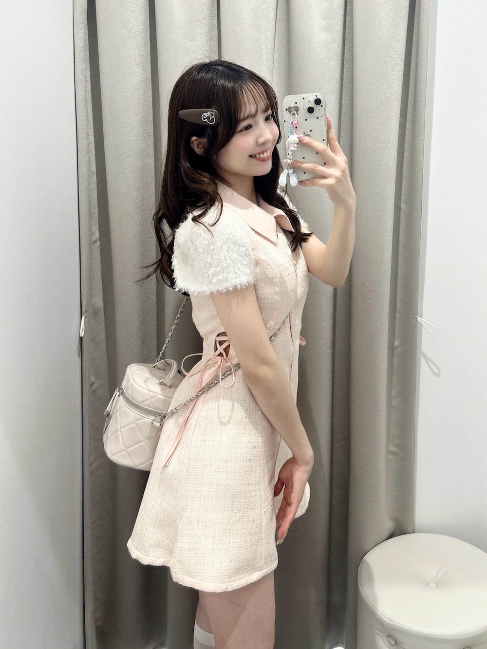 ピンク系のワンピース、ホワイト系のショルダーバッグ、ブラック系のドレスシューズを着用したレディースの春コーディネートの2枚目の写真