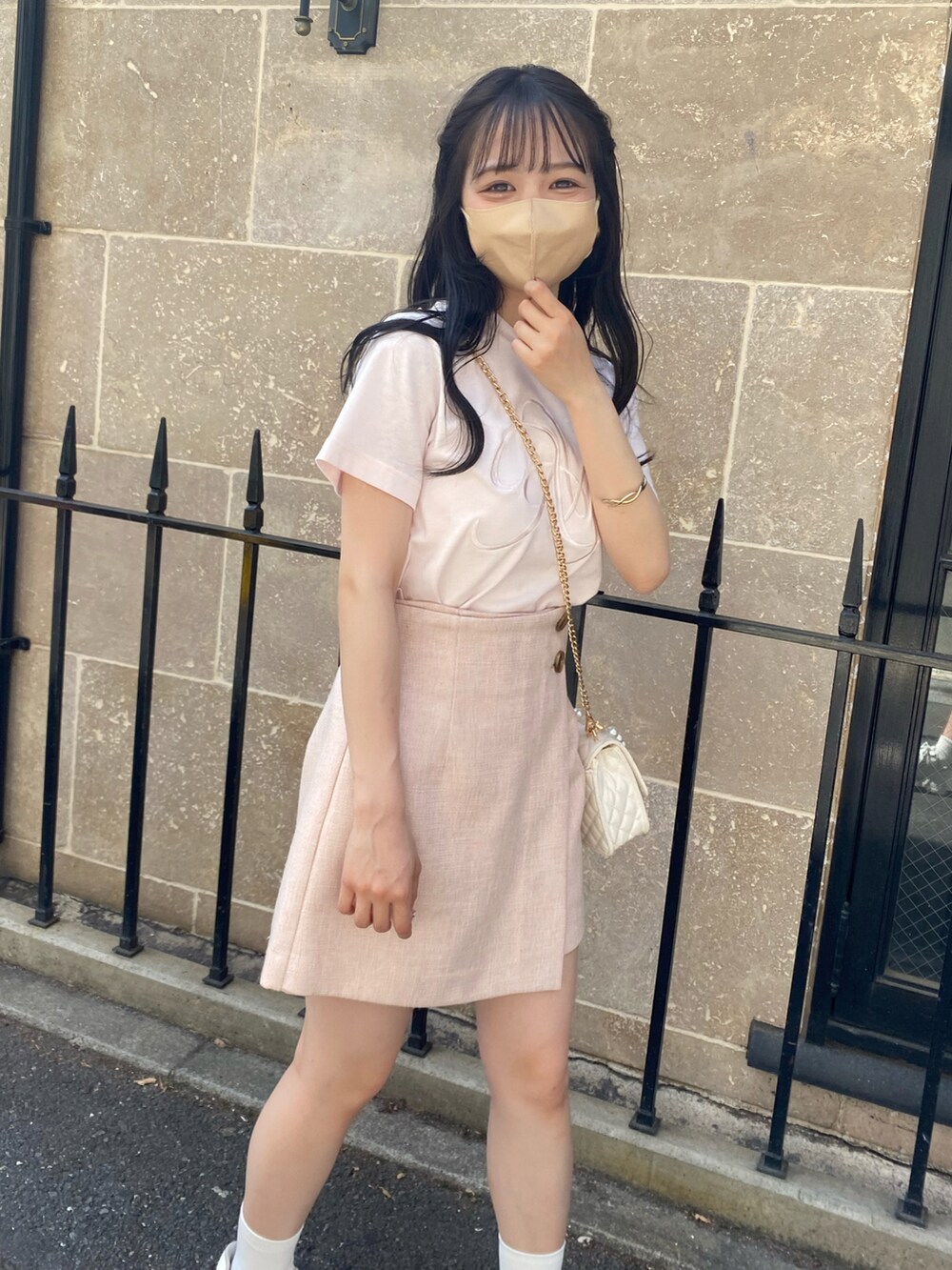 ブラック系のTシャツ/カットソー、ブラック系のその他パンツ、ホワイト系のスニーカーを着用したレディースの夏コーディネートの3枚目の写真