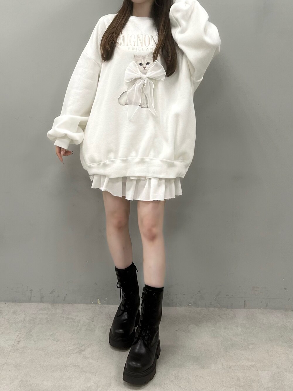 ホワイト系のTシャツ/カットソー、ホワイト系のスカートを着用したレディースの冬コーディネートの5枚目の写真