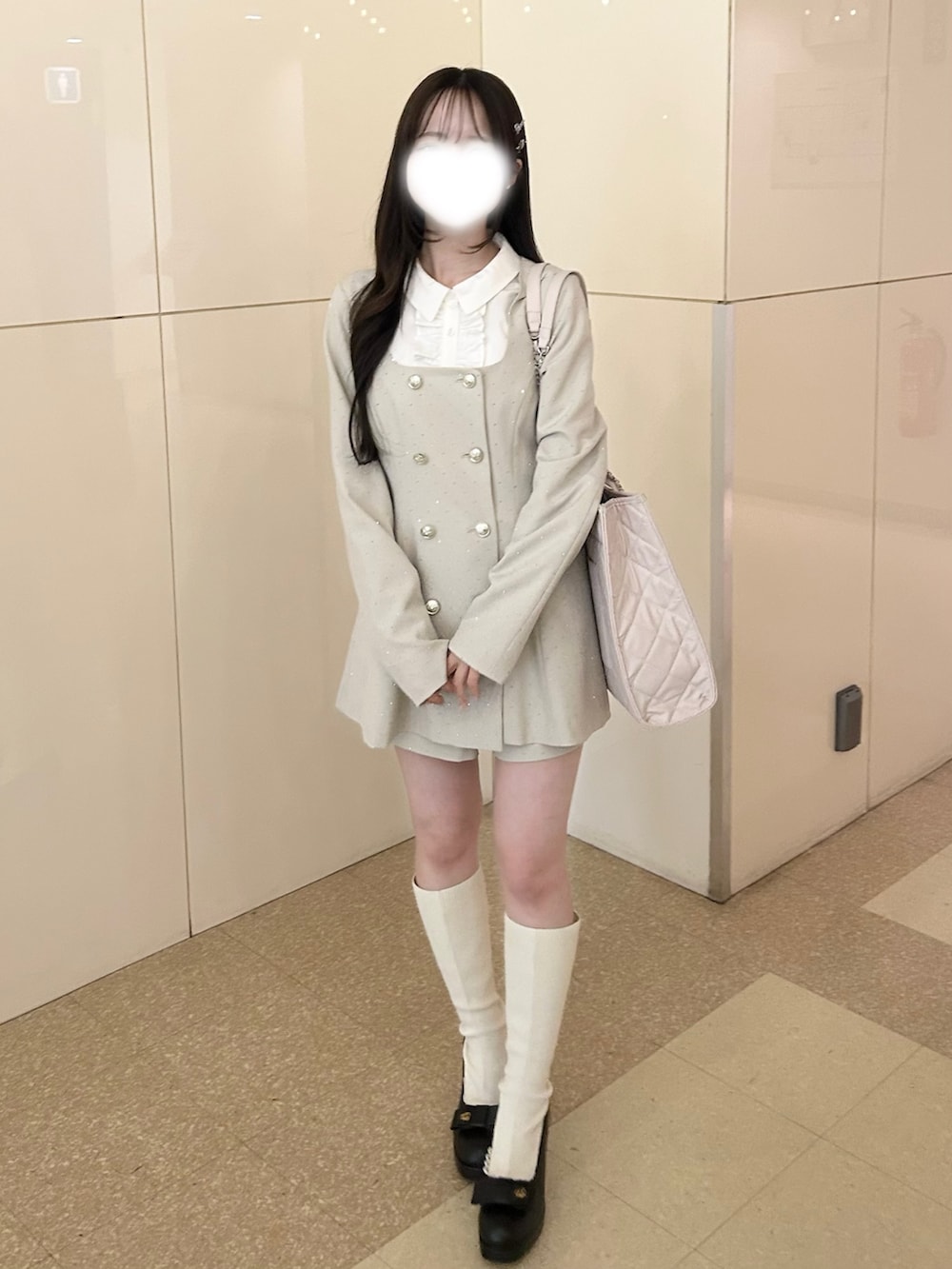 ホワイト系のノーカラージャケット、ホワイト系のその他パンツ、ホワイト系のトートバッグを着用したレディースの春コーディネートの8枚目の写真