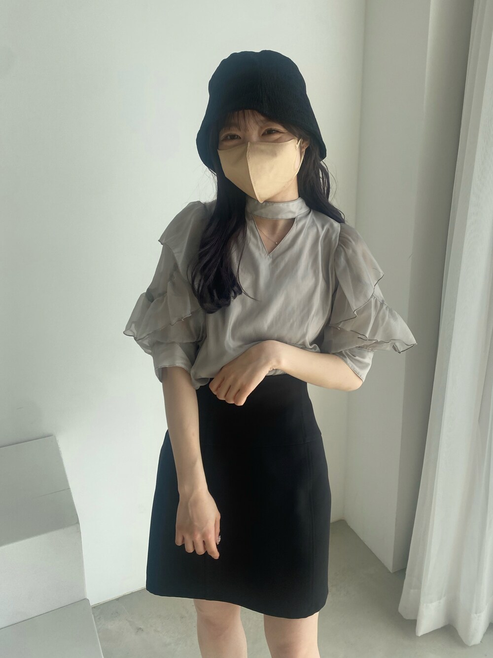 グレー系のシャツ/ブラウス、ブラック系のスカートを着用したレディースの春コーディネートの4枚目の写真