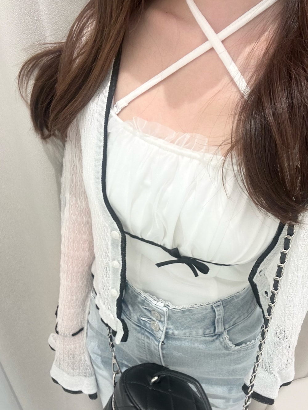 ピンク系のキャミソール、ホワイト系のカーディガン/ボレロ、ブラック系のニット/セーターを着用したレディースの夏コーディネートの8枚目の写真