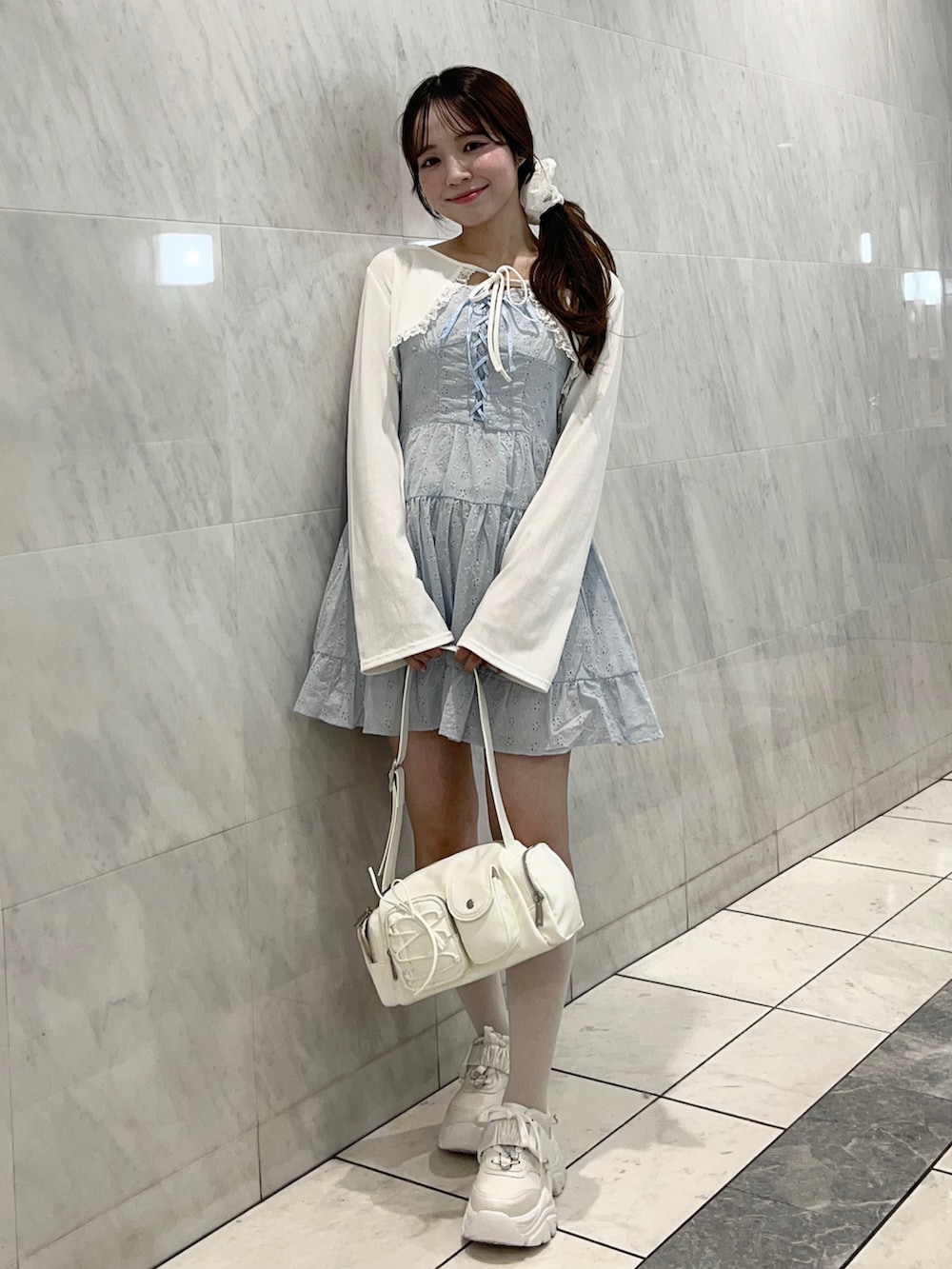 「ボレロ、セットアイテム、ワンピース、ホワイトコーデ、ブルー、キャミワンピ、ガーリー、スニーカー、プチプラ、オリーブ デ オリーブ(OLIVE des OLIVE)、韓国ファッション、骨格ウェーブ、低身長、休日スタイル、今日のコーデ」｜「OLIVE des OLIVEのレースアップミニキャミワンピース（ワンピース、ブルー系）」を使った、Yu.さん（レディース・150cm）の春コーディネートの3枚目の写真