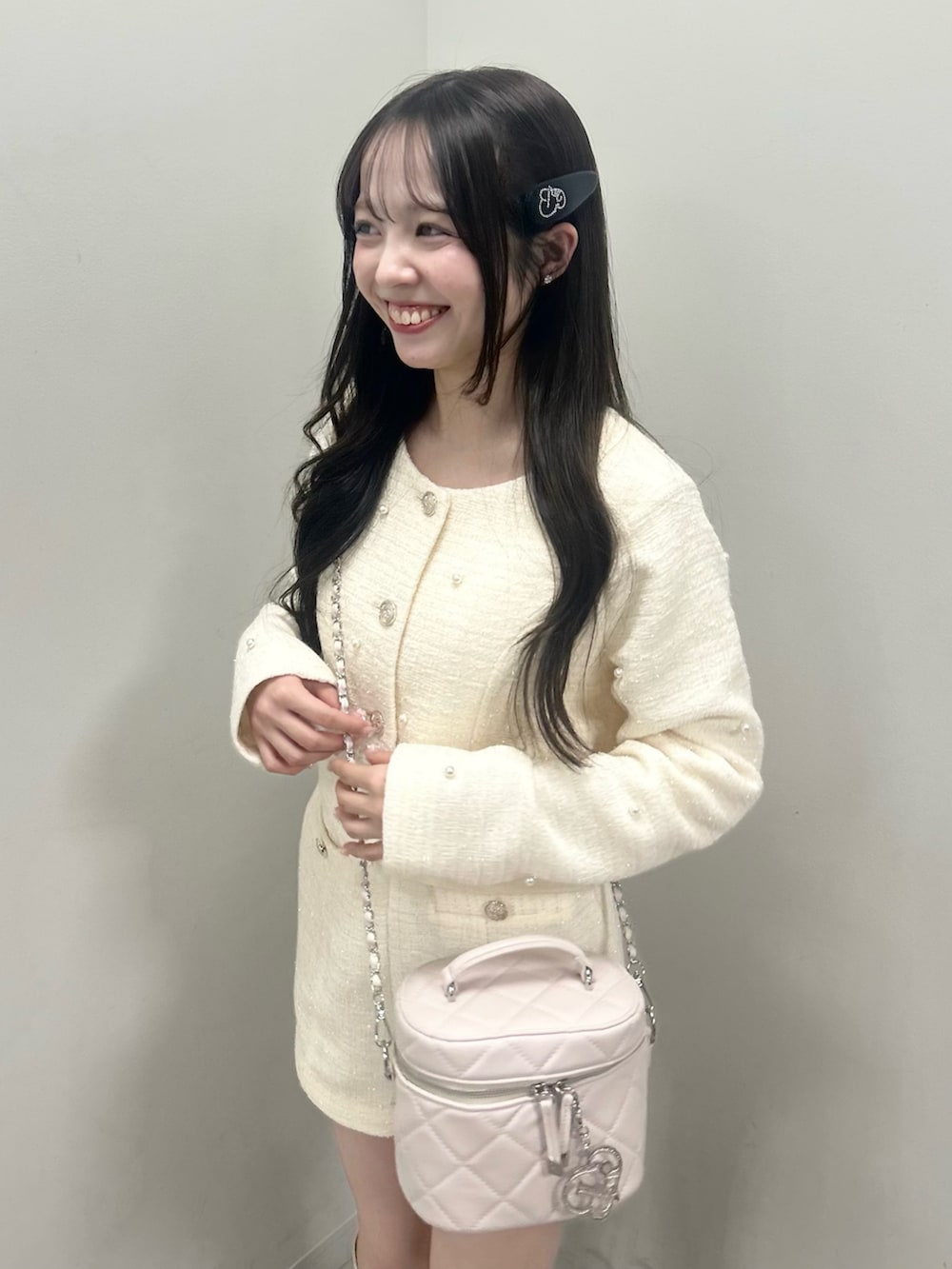 ホワイト系のショルダーバッグ、ホワイト系のその他パンツ、ブラック系のショルダーバッグを着用したレディースの春コーディネートの3枚目の写真