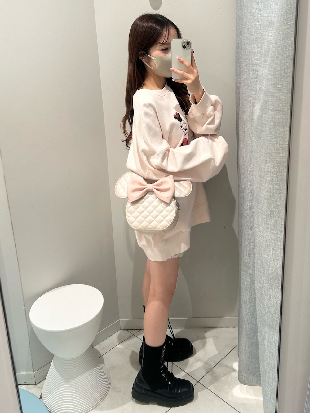 ピンク系のスウェット、ピンク系のショルダーバッグを着用したレディースの冬コーディネートの9枚目の写真