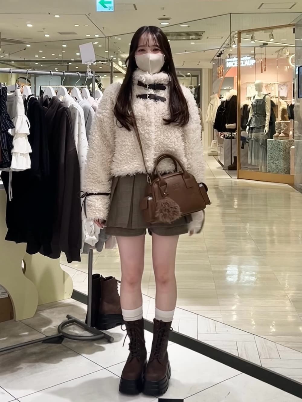 ブラウン系のブーツ、ブラウン系のショルダーバッグ、ブラウン系のスカートを着用したレディースの秋コーディネートの10枚目の写真