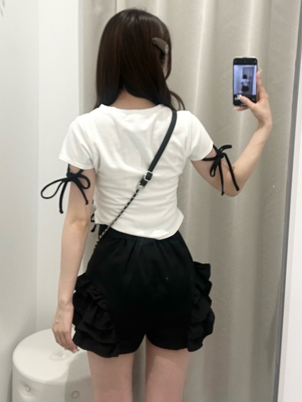 ホワイト系のTシャツ/カットソー、ブラック系のその他パンツ、ブラック系のショルダーバッグを着用したレディースの夏コーディネートの4枚目の写真