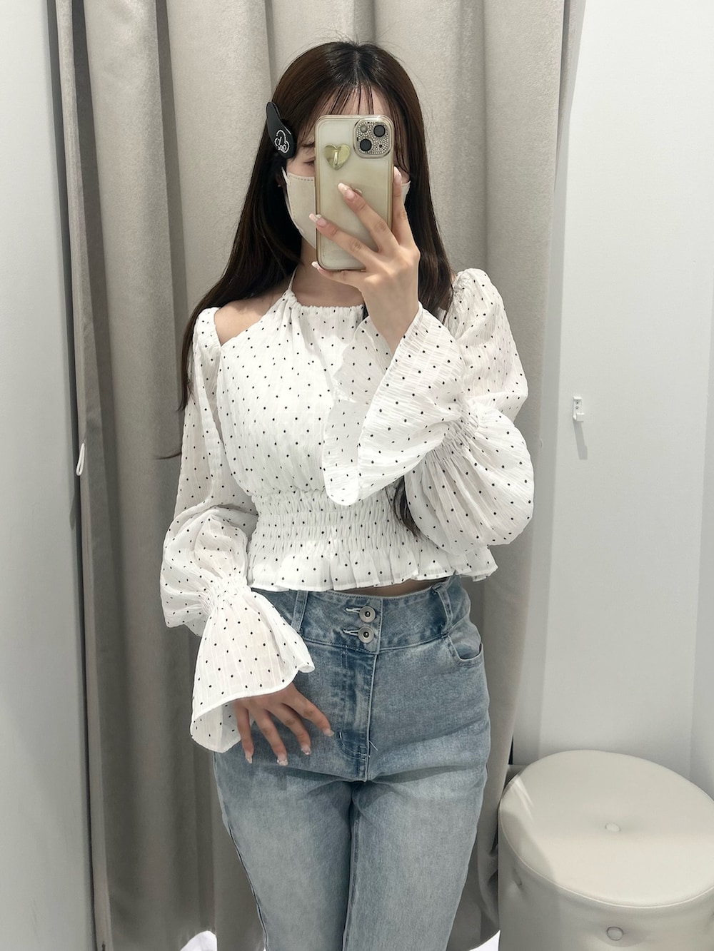 ブルー系のデニムパンツ、ホワイト系のドレスシューズ、ホワイト系のシャツ/ブラウスを着用したレディースの春コーディネートの7枚目の写真