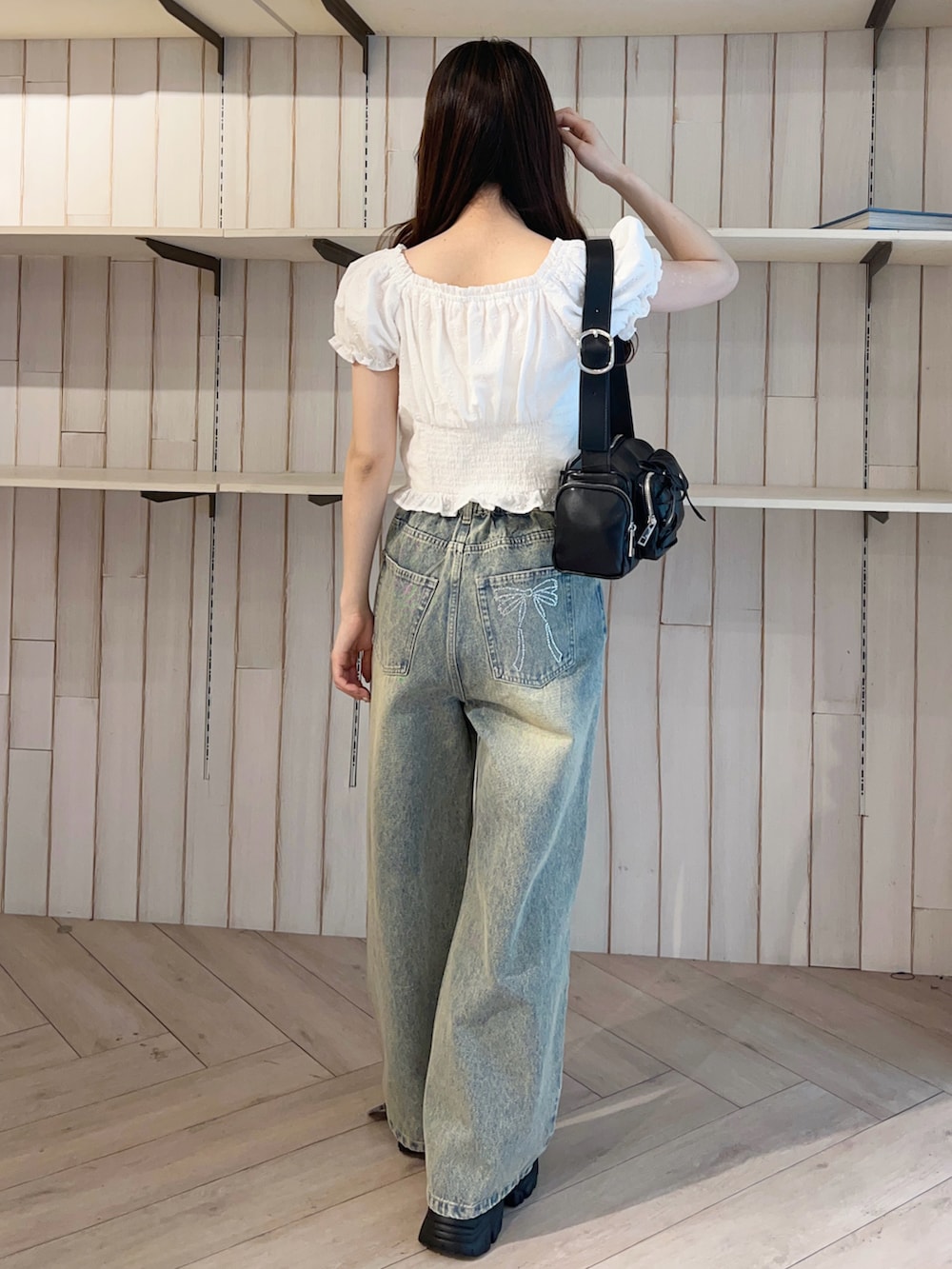 ブラック系のその他シューズ、ブルー系のデニムパンツ、その他のワンピースを着用したレディースの春コーディネートの3枚目の写真