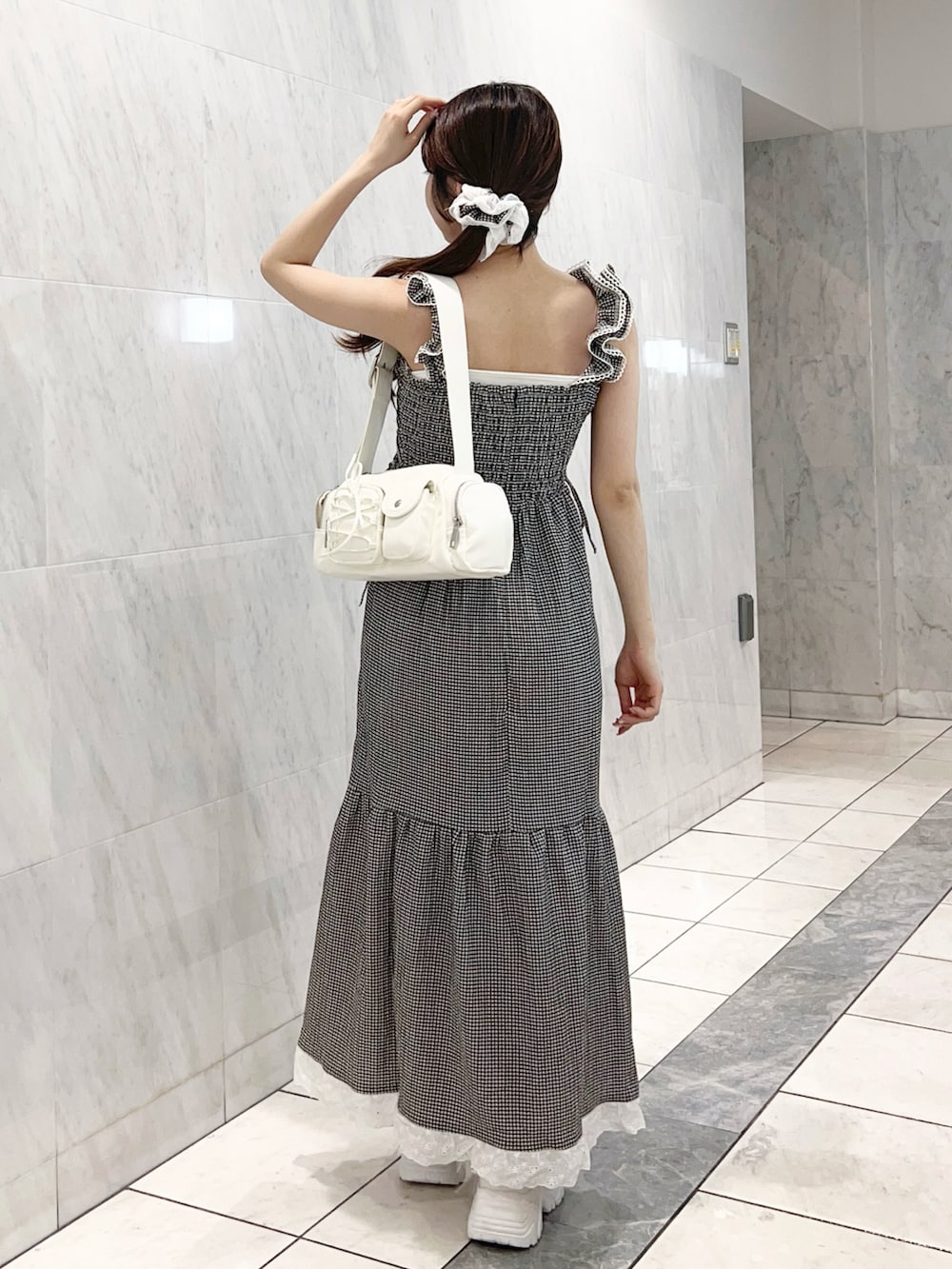 ホワイト系のシューズ、その他のワンピース、ホワイト系のバッグを着用したレディースの春コーディネートの3枚目の写真