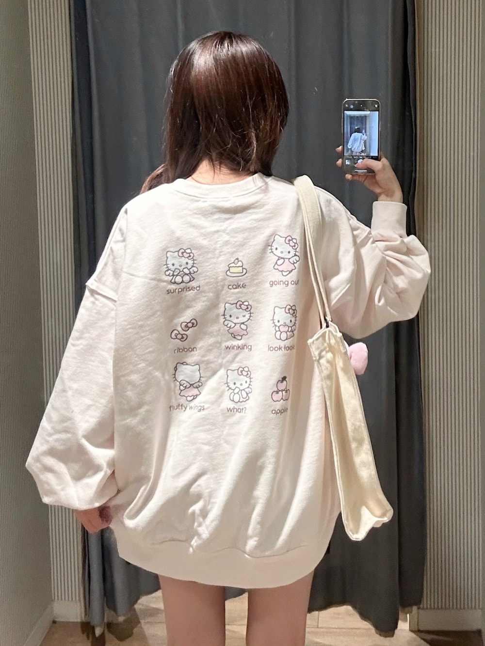 ピンク系のバッグ、ピンク系のトップスを着用したレディースの冬コーディネートの4枚目の写真