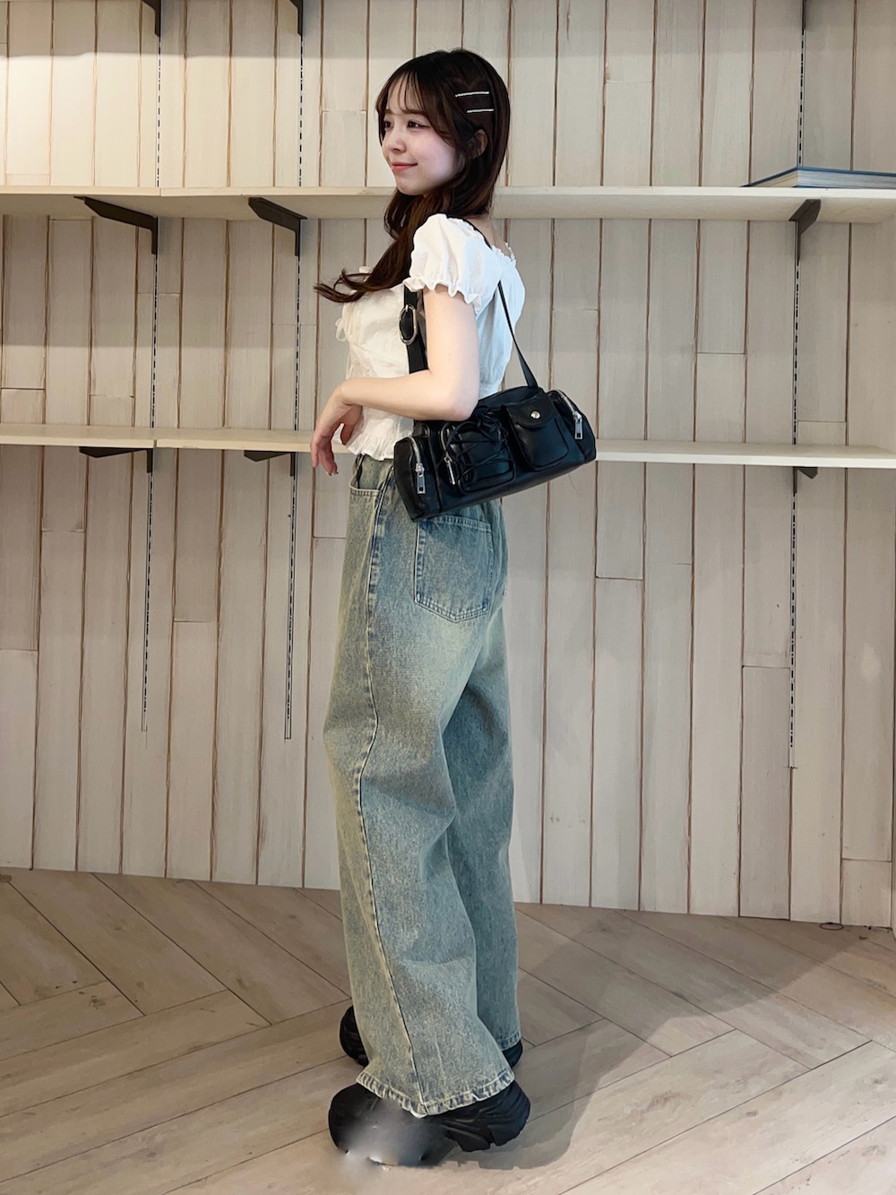 ブラック系のその他シューズ、ブルー系のデニムパンツ、その他のワンピースを着用したレディースの春コーディネートの2枚目の写真