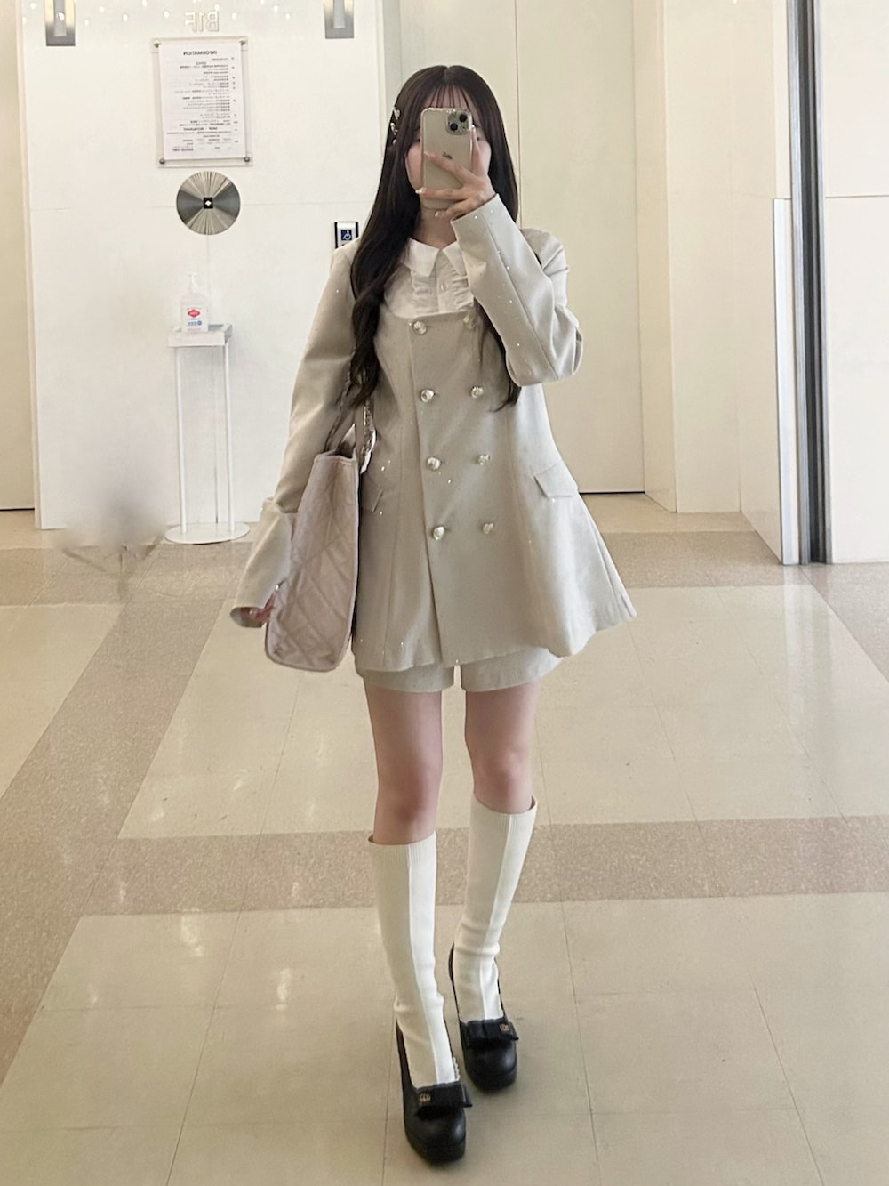 ホワイト系のノーカラージャケット、ホワイト系のその他パンツ、ホワイト系のトートバッグを着用したレディースの春コーディネートの4枚目の写真