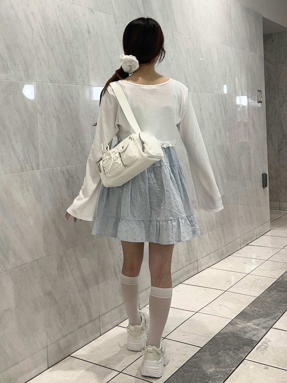 「ボレロ、セットアイテム、ワンピース、ホワイトコーデ、ブルー、キャミワンピ、ガーリー、スニーカー、プチプラ、オリーブ デ オリーブ(OLIVE des OLIVE)、韓国ファッション、骨格ウェーブ、低身長、休日スタイル、今日のコーデ」｜「OLIVE des OLIVEのレースアップミニキャミワンピース（ワンピース、ブルー系）」を使った、Yu.さん（レディース・150cm）の春コーディネートの5枚目の写真