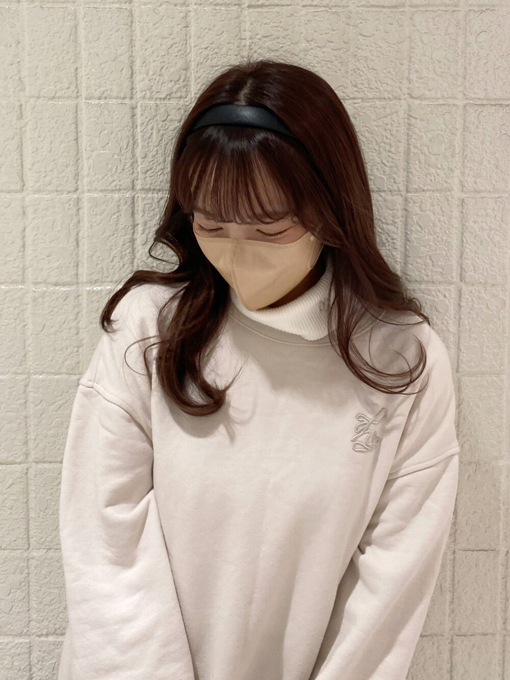 ホワイト系のスウェット、ブラック系のスカート、ブラック系のブーツを着用したレディースの秋コーディネートの4枚目の写真