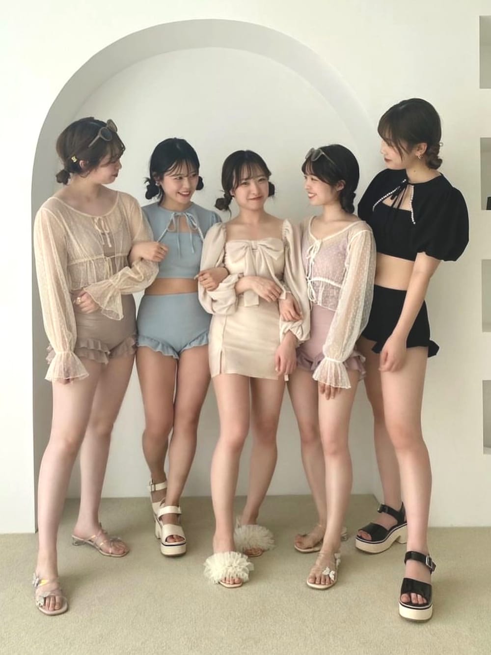 ピンク系の水着を着用したレディースの春コーディネートの3枚目の写真