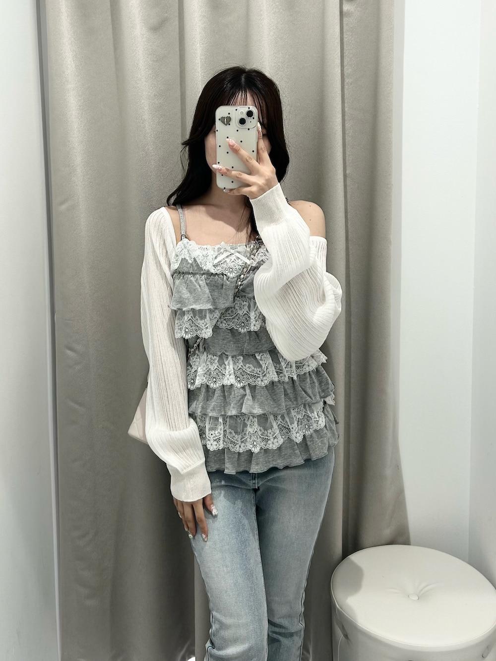 ブルー系のデニムパンツ、ホワイト系のドレスシューズ、ホワイト系のショルダーバッグを着用したレディースの春コーディネートの3枚目の写真