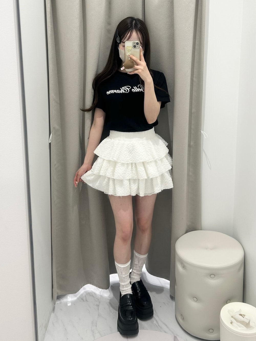 ブラック系のスカート、ブラック系のTシャツ/カットソー、ブラック系のローファーを着用したレディースの春コーディネートの2枚目の写真