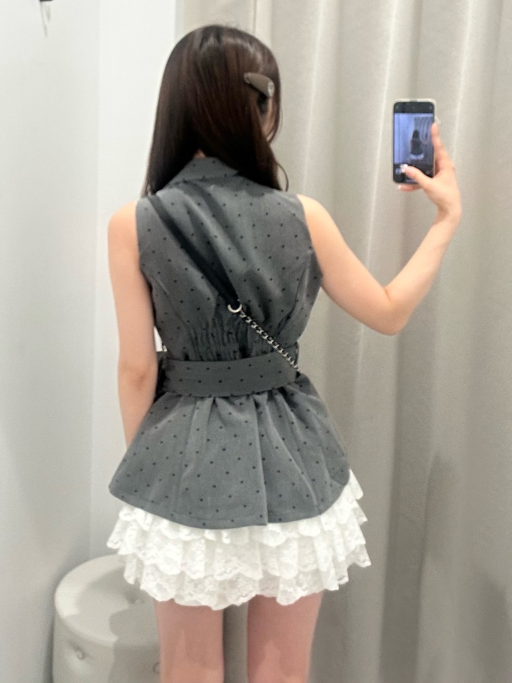 その他のその他アウター、ホワイト系のスカート、ブラック系のショルダーバッグを着用したレディースの夏コーディネートの5枚目の写真