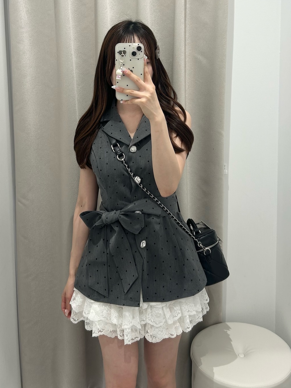 その他のその他アウター、ホワイト系のスカート、ブラック系のショルダーバッグを着用したレディースの夏コーディネートの2枚目の写真