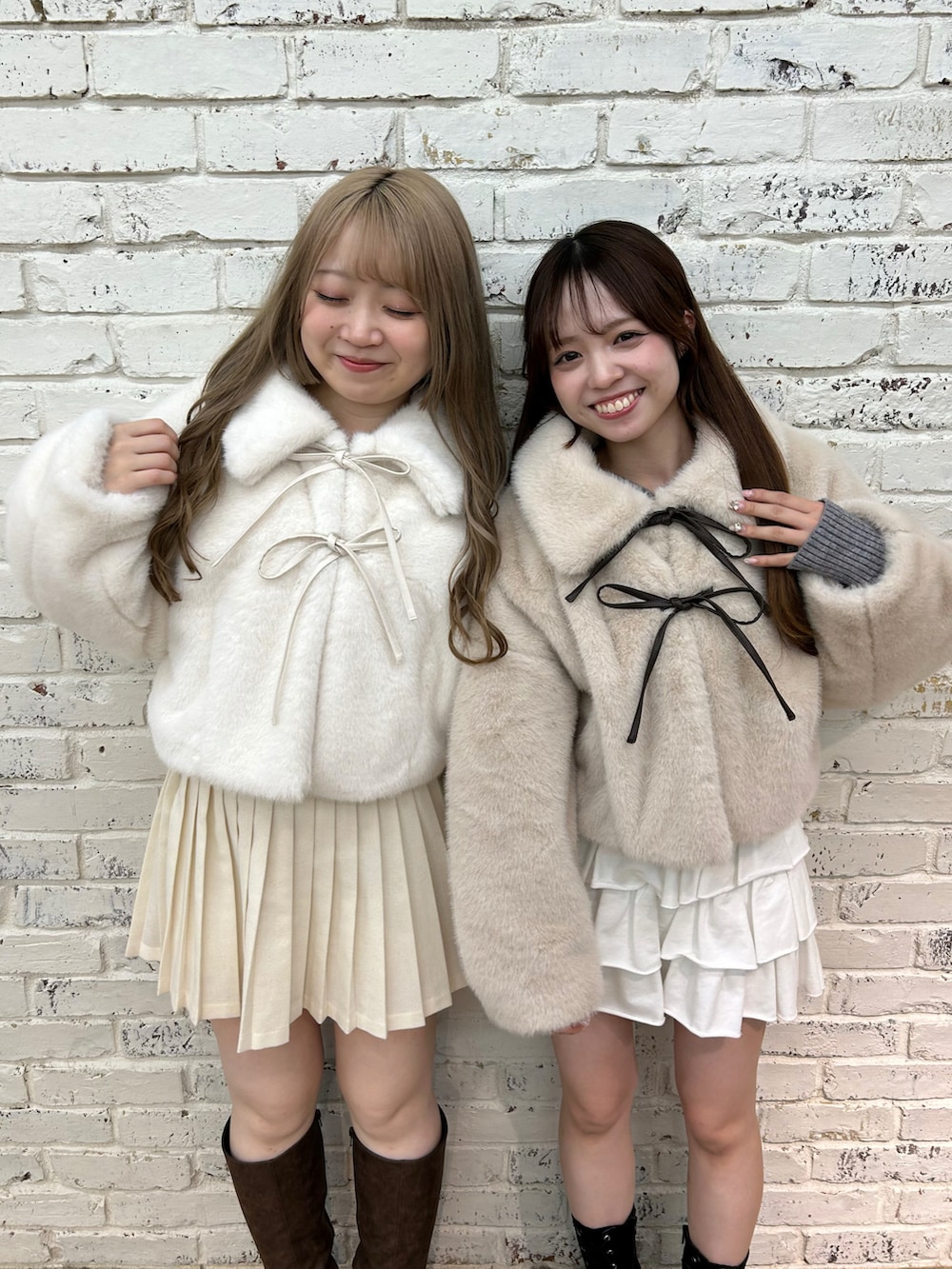 ベージュ系のブルゾン、ホワイト系のスカート、ブラック系のブーツを着用したレディースの秋コーディネートの5枚目の写真