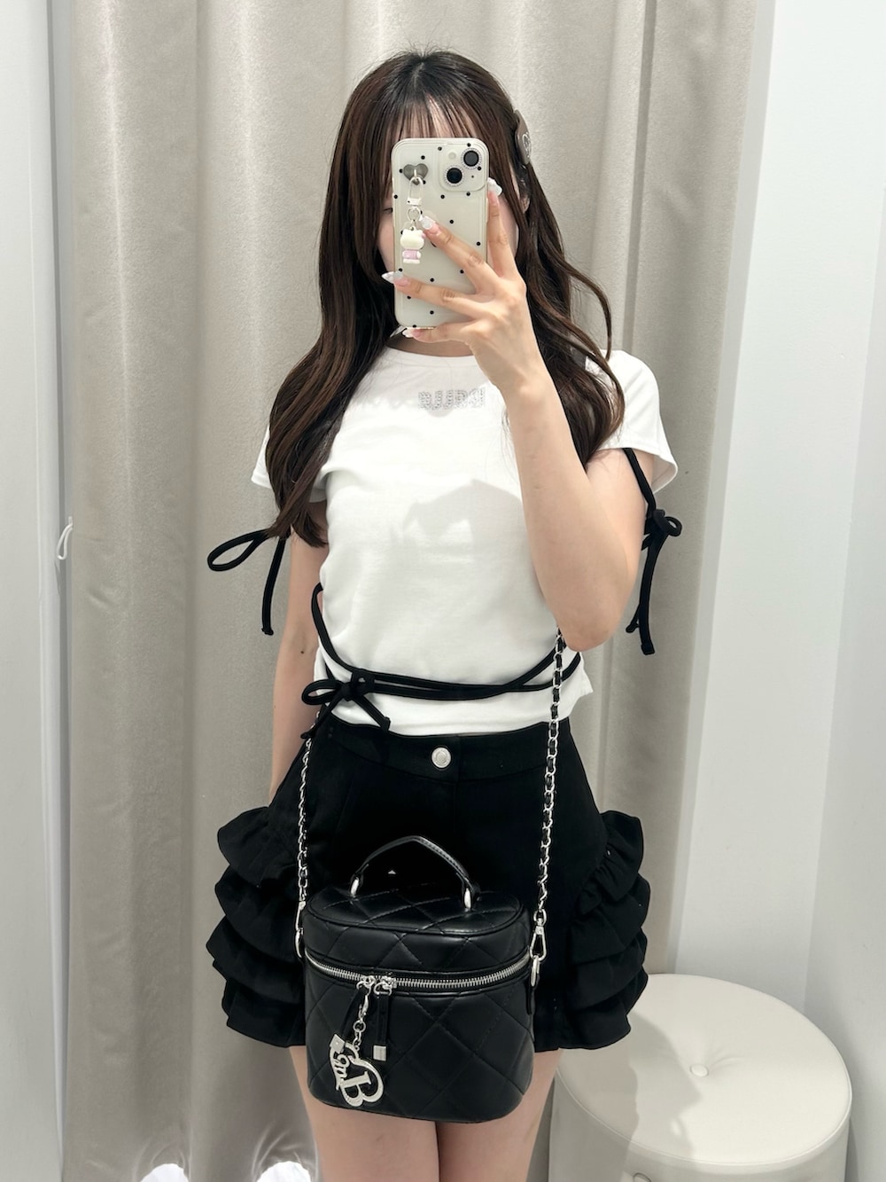 ホワイト系のTシャツ/カットソー、ブラック系のその他パンツ、ブラック系のショルダーバッグを着用したレディースの夏コーディネートの3枚目の写真