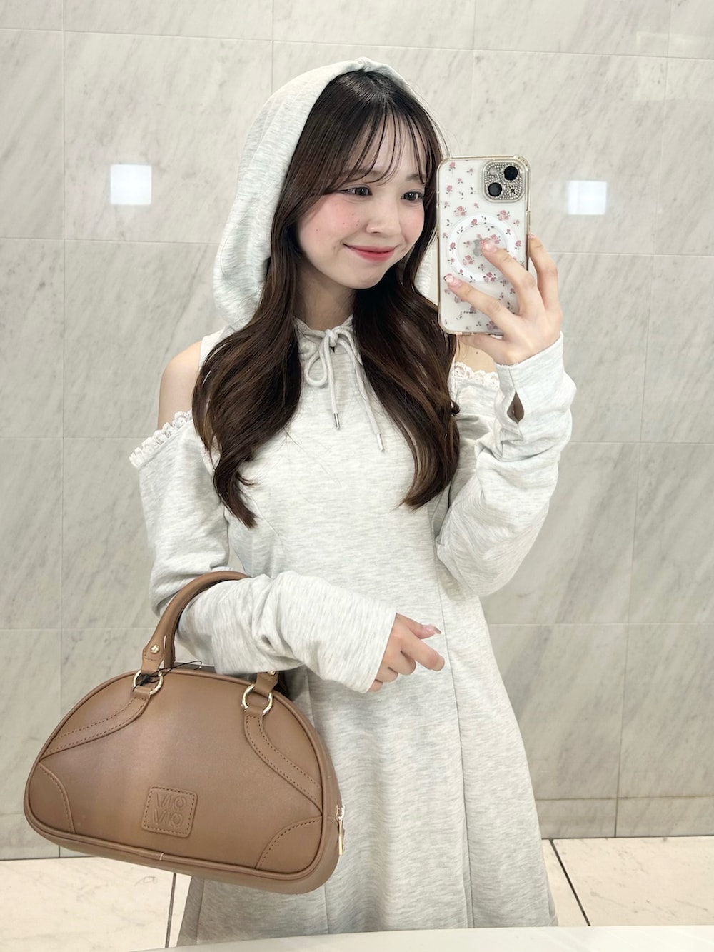 ホワイト系のシューズ、ホワイト系のバッグ、グレー系のワンピース/ドレスを着用したレディースの春コーディネートの4枚目の写真