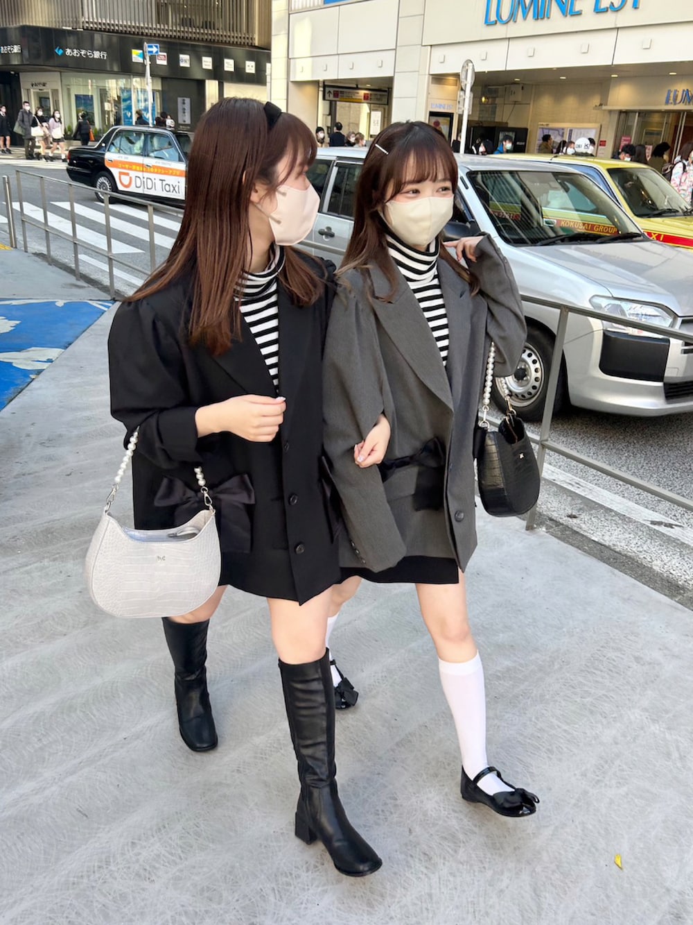 ブラック系のバレエシューズ、ブラック系のテーラードジャケット、ブラック系のTシャツ/カットソーを着用したレディースの冬コーディネートの3枚目の写真