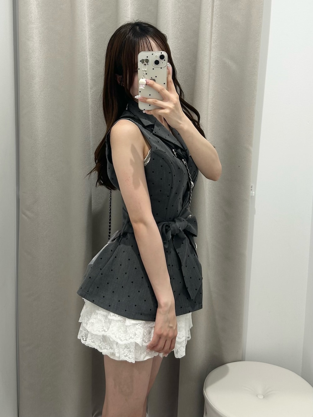 その他のその他アウター、ホワイト系のスカート、ブラック系のショルダーバッグを着用したレディースの夏コーディネートの3枚目の写真