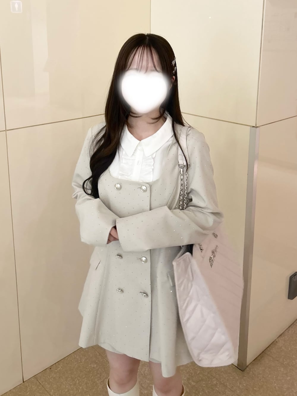 ホワイト系のノーカラージャケット、ホワイト系のその他パンツ、ホワイト系のトートバッグを着用したレディースの春コーディネートの2枚目の写真