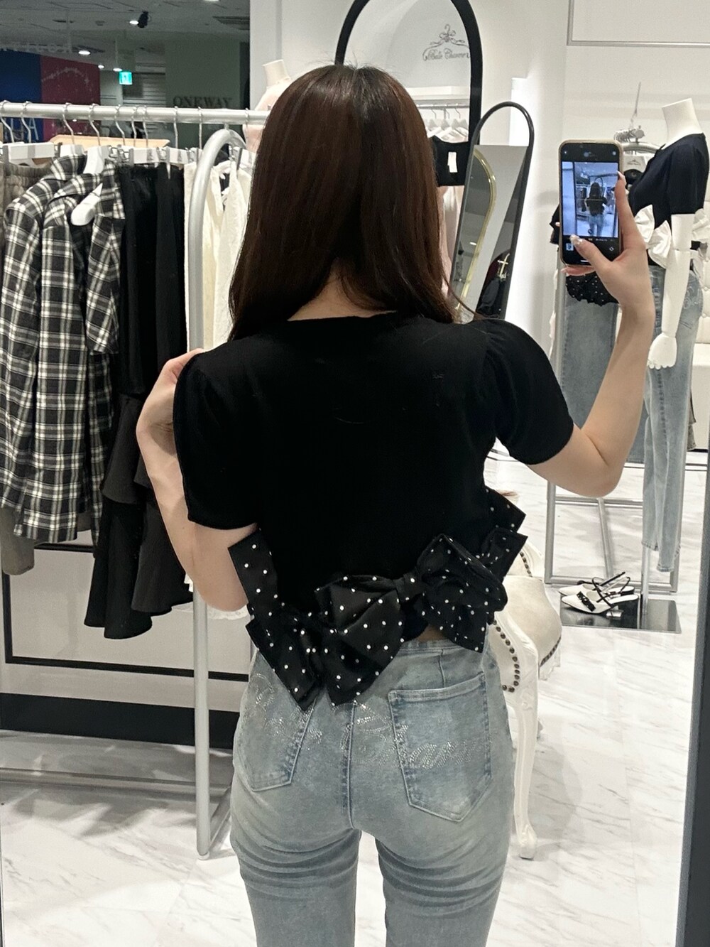 ブラック系のカーディガン/ボレロ、ブルー系のデニムパンツを着用したレディースの春コーディネートの8枚目の写真