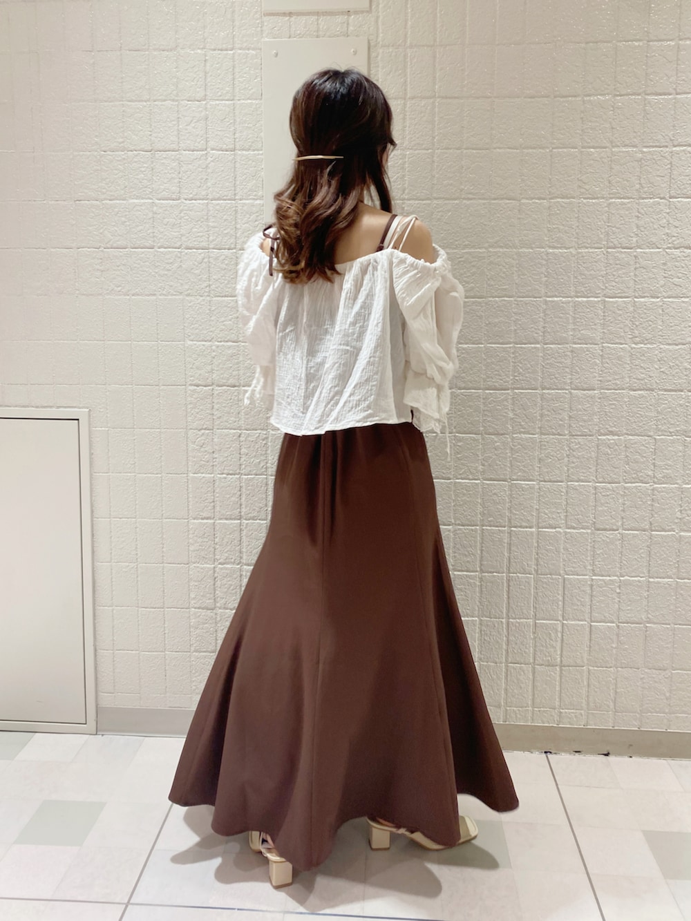 「大人コーデ、おしゃれさんと繋がりたい、大人女子、150cmコーデ、150cm、低身長コーデ、低身長、ナイスクラップ、キャミワンピ、ホルターネック、スリット、スリットワンピース、いいね、save、フォローお願いします🤑、いいね返し、カラーコーデ」|「one after another NICE CLAUPのストラップ付きミュール(その他シューズ、ホワイト系)」を使った、Yu.さん(レディース・150cm)の夏コーディネートの2枚目の写真