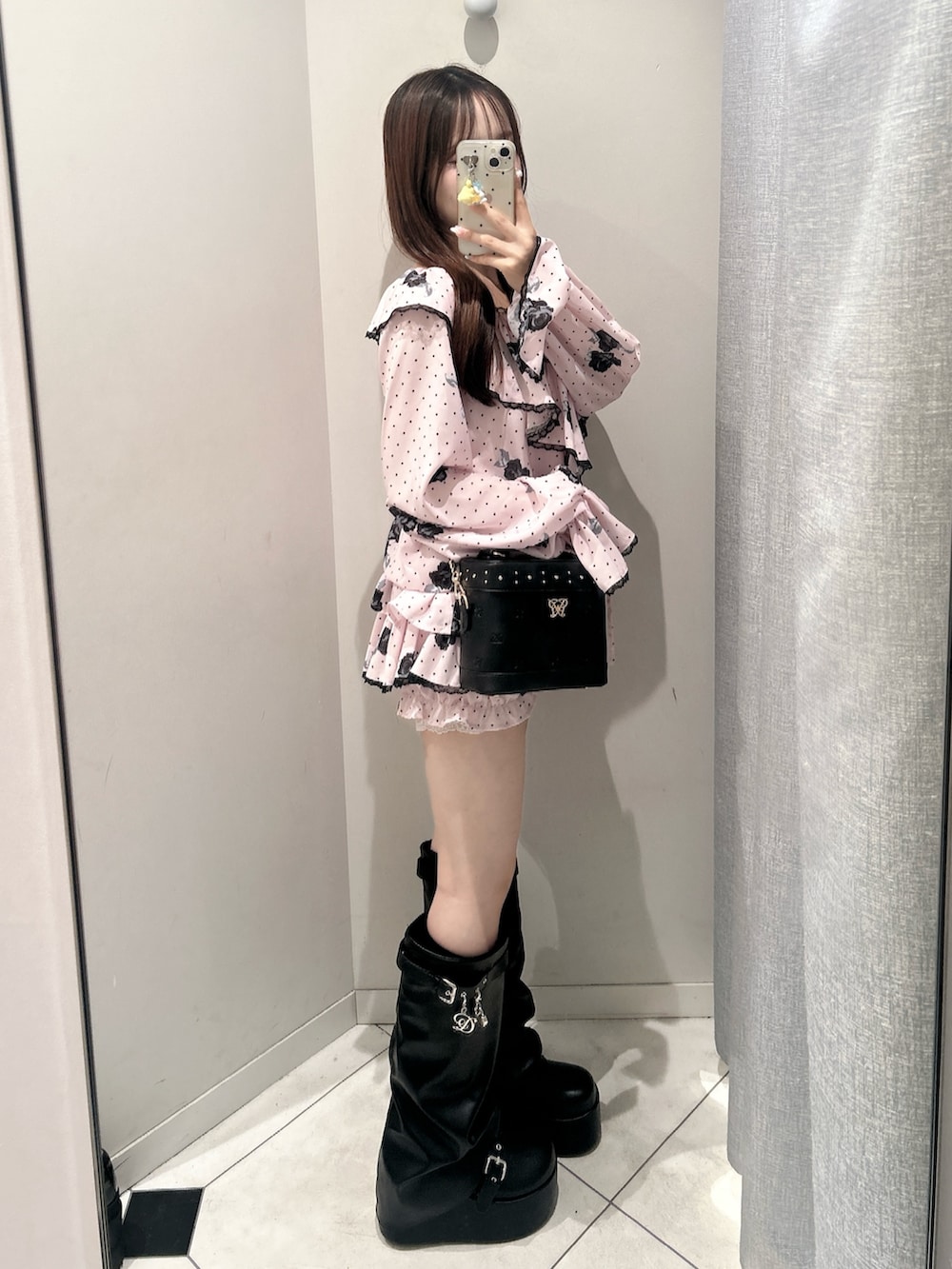 ピンク系のシャツ/ブラウス、ピンク系のスカート、ブラック系のブーツを着用したレディースの秋コーディネートの2枚目の写真
