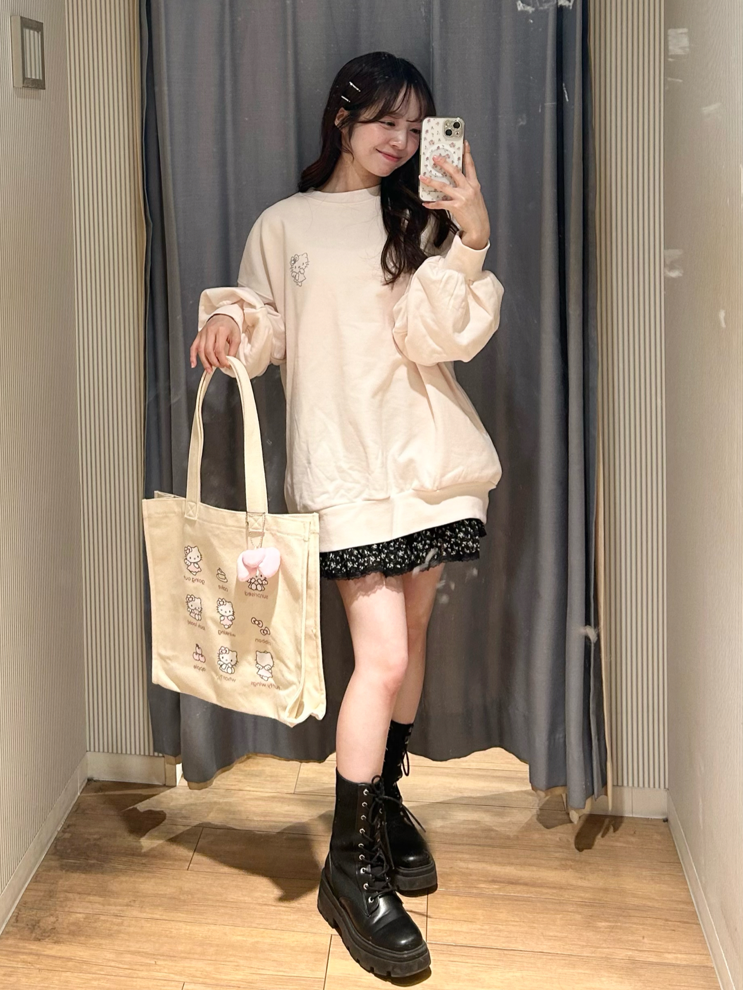 ピンク系のシューズ、ピンク系のトップス、その他のスカートを着用したレディースの冬コーディネートの3枚目の写真