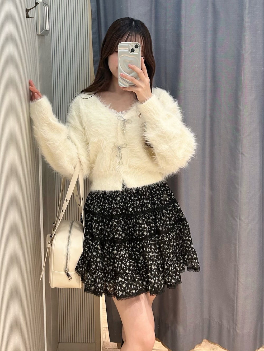 ホワイト系のショルダーバッグ、その他のスカート、ホワイト系のカーディガン/ボレロを着用したレディースの冬コーディネートの4枚目の写真