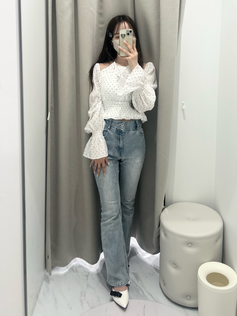 ブルー系のデニムパンツ、ホワイト系のドレスシューズ、ホワイト系のシャツ/ブラウスを着用したレディースの春コーディネートの6枚目の写真