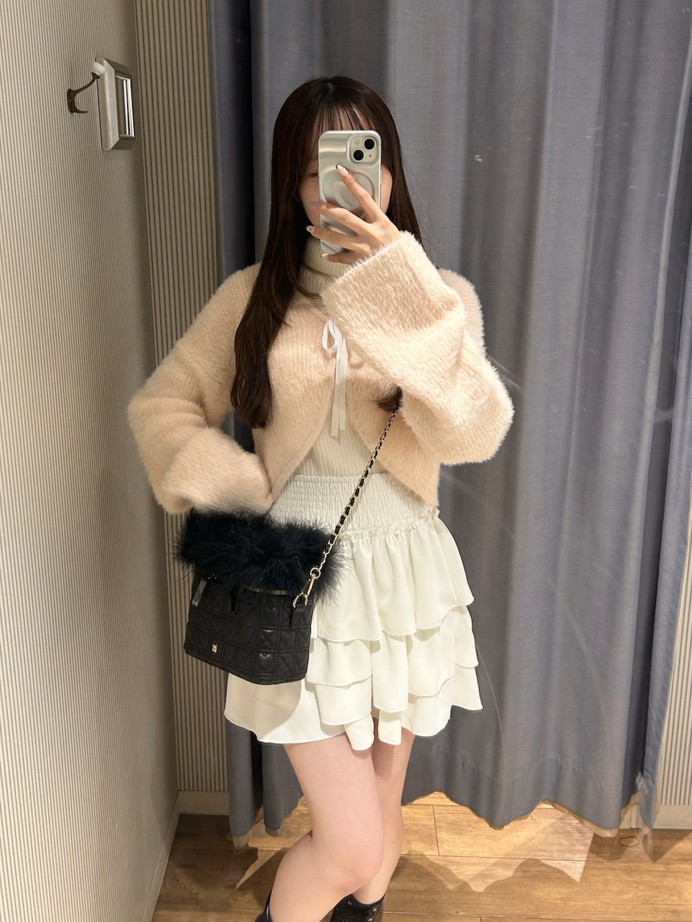 「クリスマスに着たい服、カーディガン、ピンク、ホワイト、ガーリー、フリル、ミニスカート、ブーツ、リボン、タートルネック、いいね、save、フォローお願いします🤑、オリーブ デ オリーブ(OLIVE des OLIVE)、低身長、プチプラ、韓国ファッション」｜「OLIVE des OLIVEのフリルミニティアードスカート（スカート、ホワイト系）」を使った、Yu.さん（レディース・150cm）の冬コーディネートの2枚目の写真