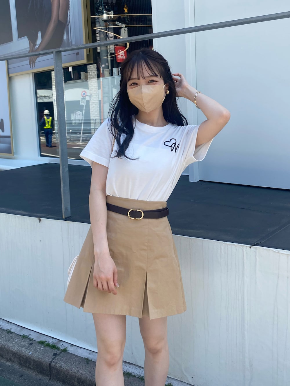 ホワイト系のTシャツ/カットソー、ホワイト系のサンダル、ベージュ系のスカートを着用したレディースの夏コーディネートの2枚目の写真