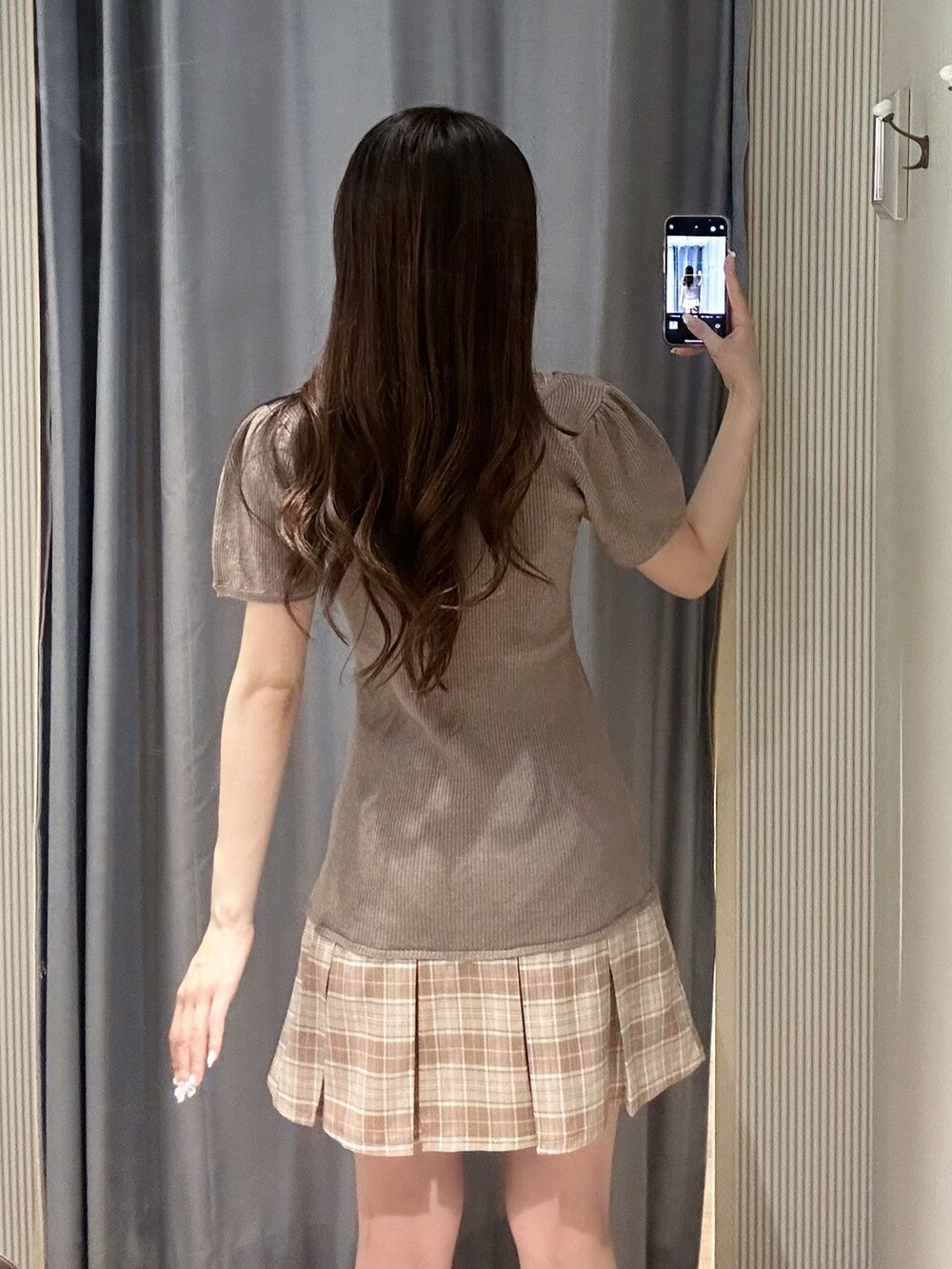 ブラウン系のショルダーバッグ、ブラウン系のワンピースを着用したレディースの夏コーディネートの5枚目の写真