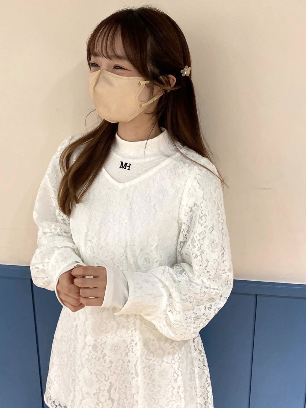 ブラック系のブーツ、ホワイト系のワンピースを着用したレディースの冬コーディネートの3枚目の写真