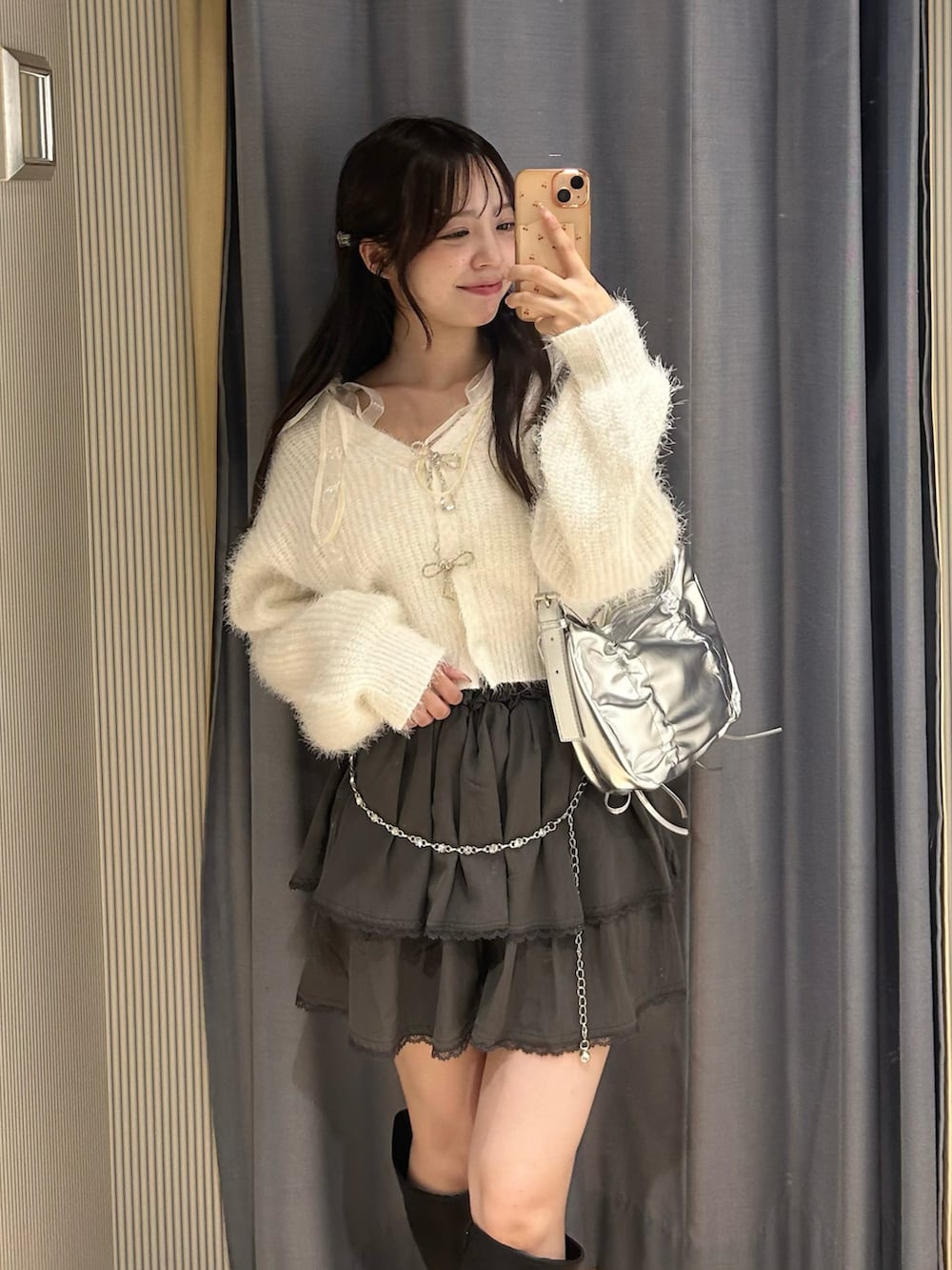 ホワイト系のカーディガン/ボレロ、シルバー系のショルダーバッグ、グレー系のスカートを着用したレディースの秋コーディネートの2枚目の写真