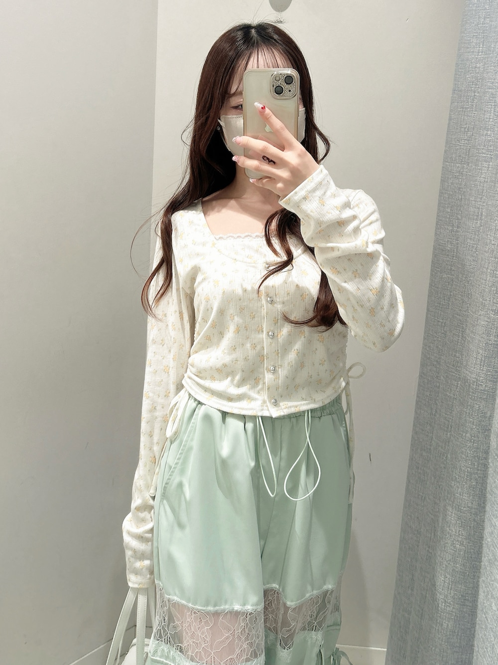 ホワイト系のスニーカー、グリーン系のカーゴパンツ、ホワイト系のトートバッグを着用したレディースの冬コーディネートの2枚目の写真