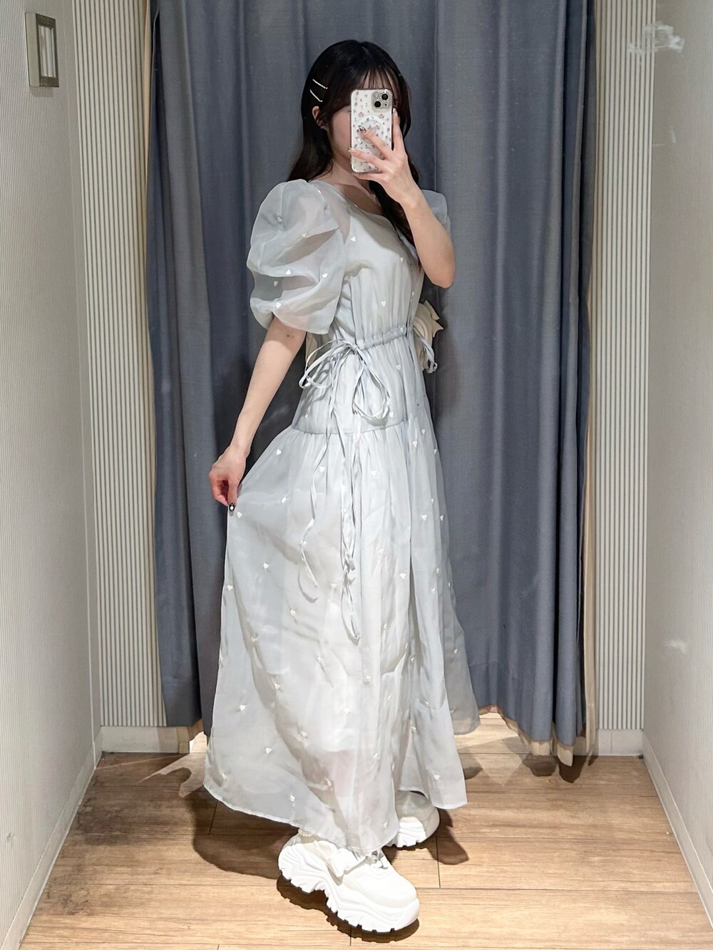 ブルー系のワンピース、ホワイト系のショルダーバッグ、ピンク系のシューズを着用したレディースの春コーディネートの5枚目の写真