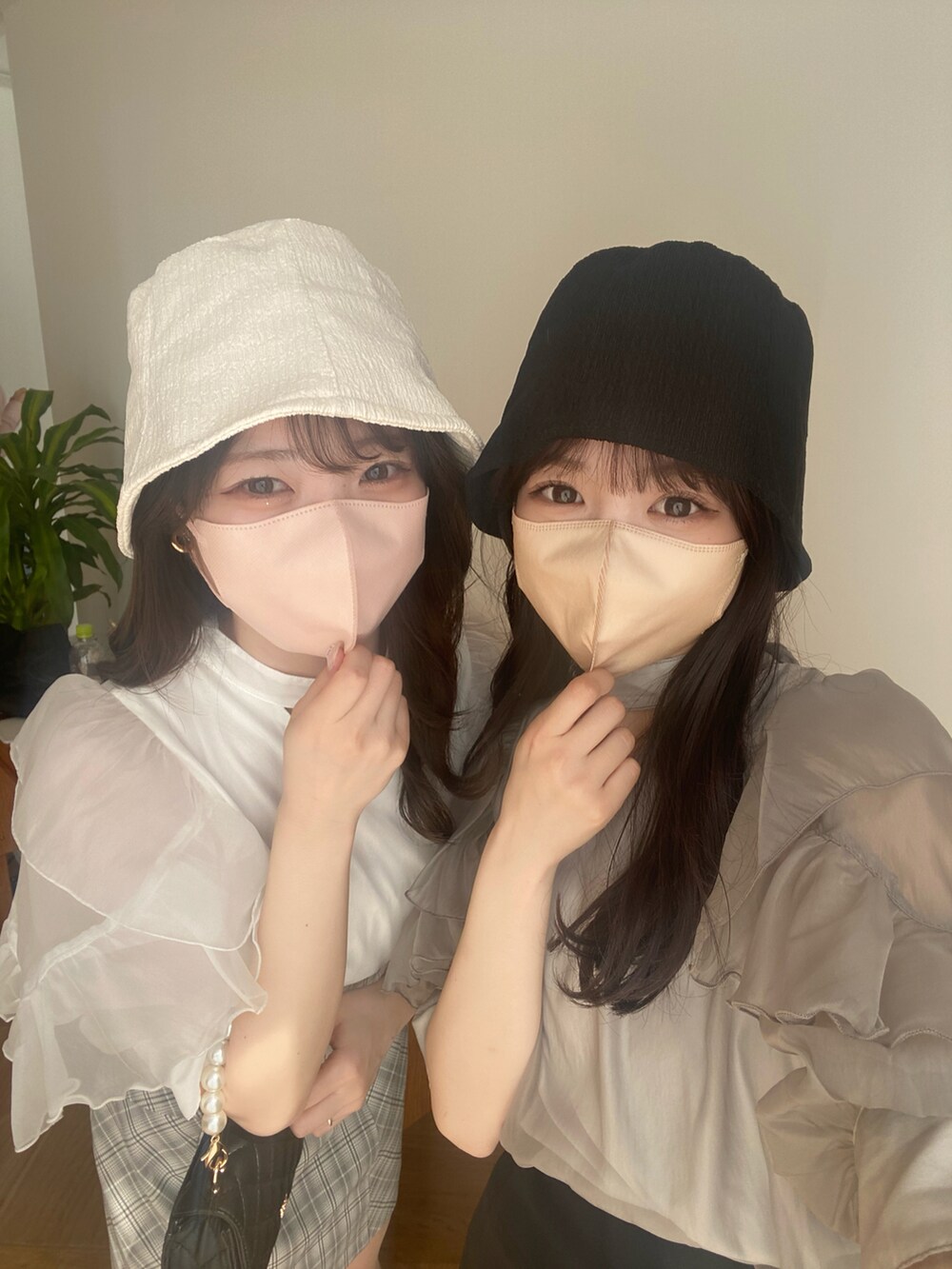 「春夏コーデ、春服みてみて、春、夏コーデ、キレイめカジュアル、プチプラコーデ、モノトーン、韓国ファッション、大人ガーリー、ミニスカート、ブラウス、リボン、おそろいコーデ、いいね、save、フォローお願いします🤑、低身長」|「one after another NICE CLAUPのマルチwayリボンブラウス(シャツ/ブラウス、グレー系)」を使った、Yu.さん(骨格ウェーブ・レディース・150cm)の春コーディネートの3枚目の写真