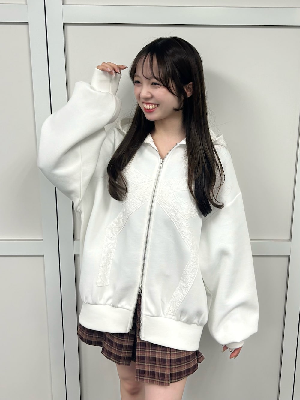 ホワイト系のTシャツ/カットソー、レッド系のスカートを着用したレディースの冬コーディネートの3枚目の写真