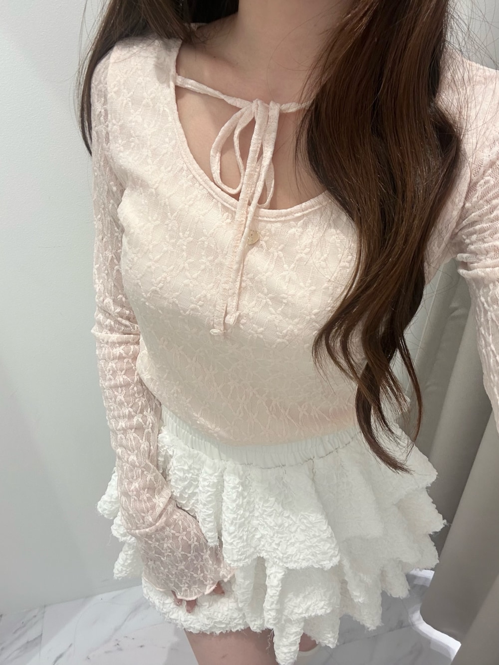 ピンク系のTシャツ/カットソー、ホワイト系のスカートを着用したレディースの春コーディネートの6枚目の写真