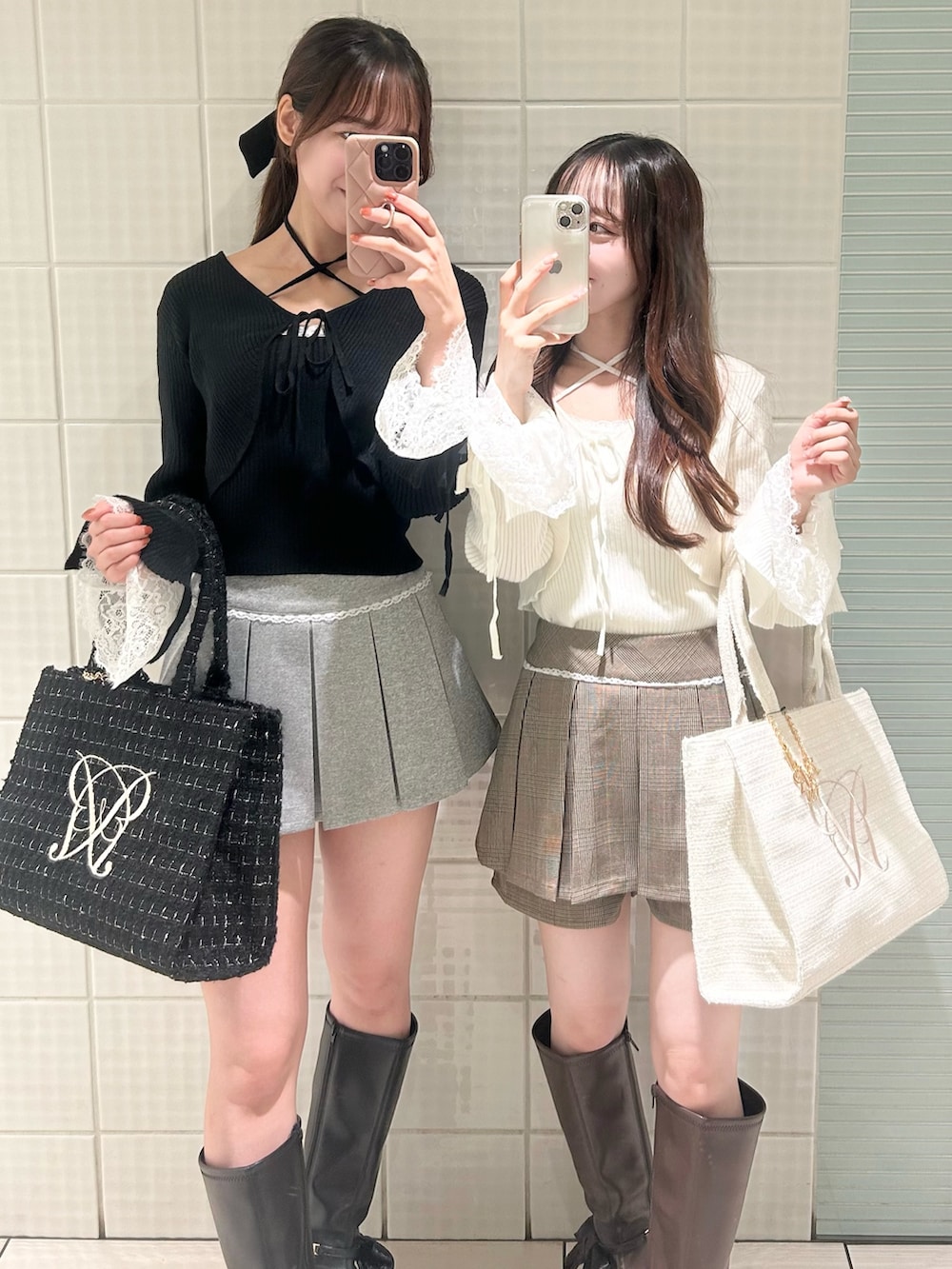 ブラウン系のその他パンツ、ホワイト系のカーディガン/ボレロ、ブラック系のブーツを着用したレディースの秋コーディネートの4枚目の写真